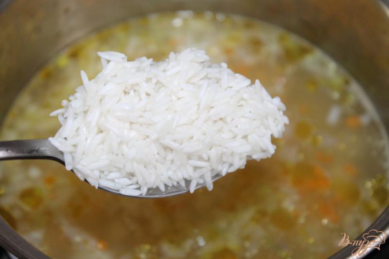 Фото приготовление рецепта: Суп на курином бульоне с рисом и яйцом шаг №4