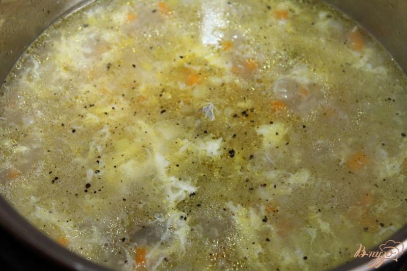 Фото приготовление рецепта: Суп на курином бульоне с рисом и яйцом шаг №5