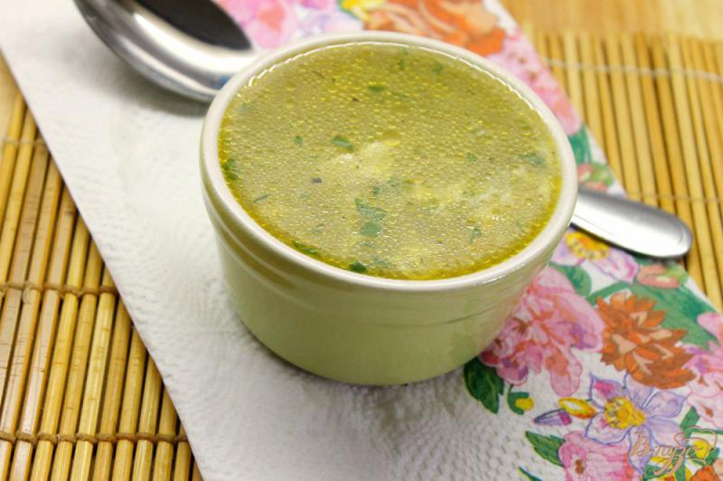 Фото приготовление рецепта: Суп на курином бульоне с рисом и яйцом шаг №6