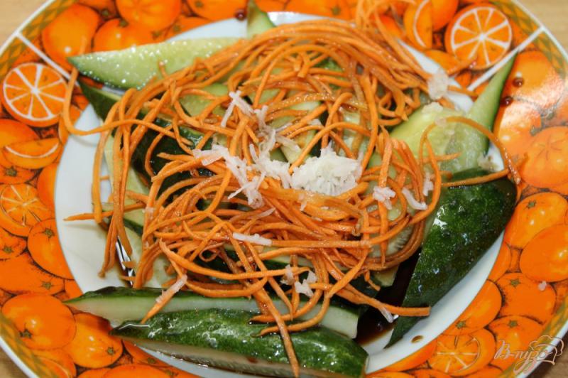 Фото приготовление рецепта: Огурцы с морковью по - корейски шаг №4