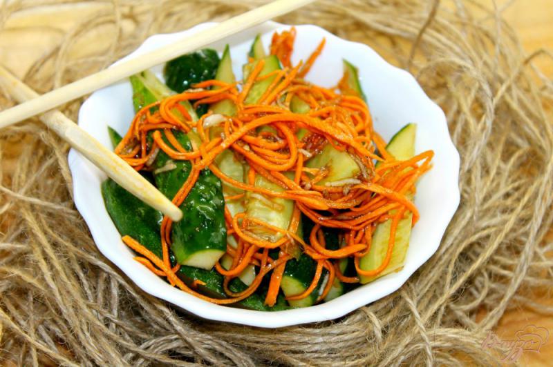 Фото приготовление рецепта: Огурцы с морковью по - корейски шаг №5