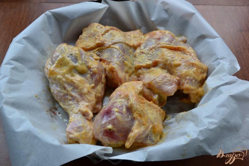 Фото приготовление рецепта: Курица в сметанном соусе с карри и медом в духовке шаг №4
