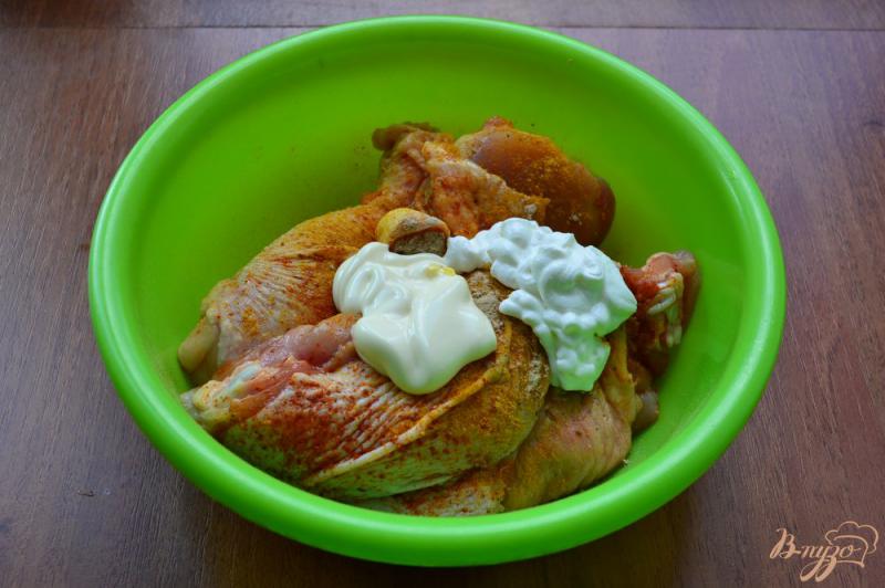 Фото приготовление рецепта: Курица в сметанном соусе с карри и медом в духовке шаг №2