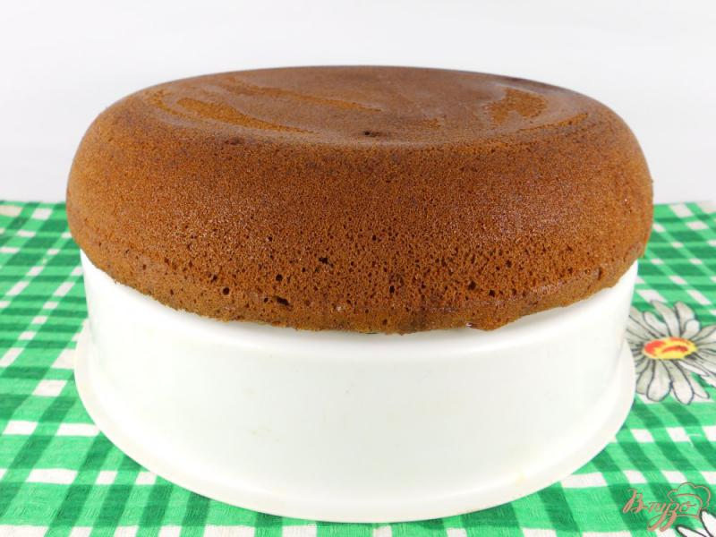 Фото приготовление рецепта: Медовый торт с заварным кремом и шоколадом шаг №7