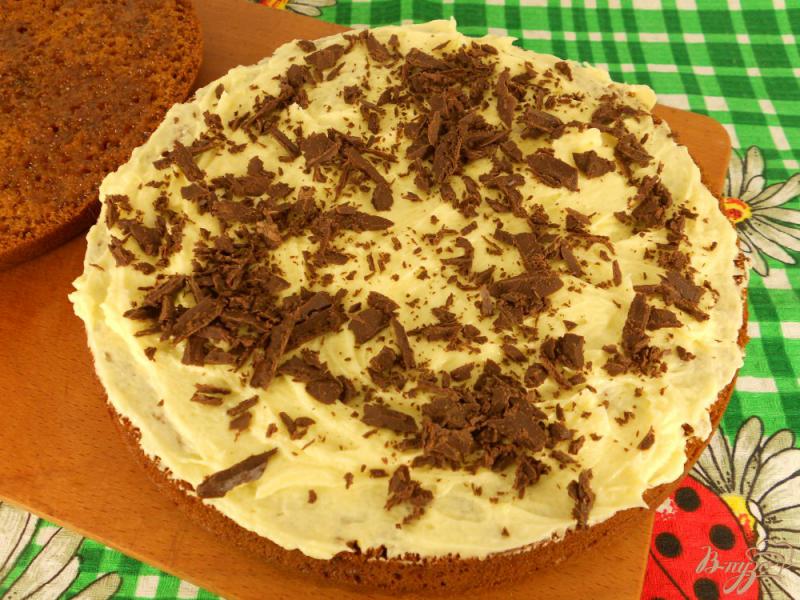 Фото приготовление рецепта: Медовый торт с заварным кремом и шоколадом шаг №9