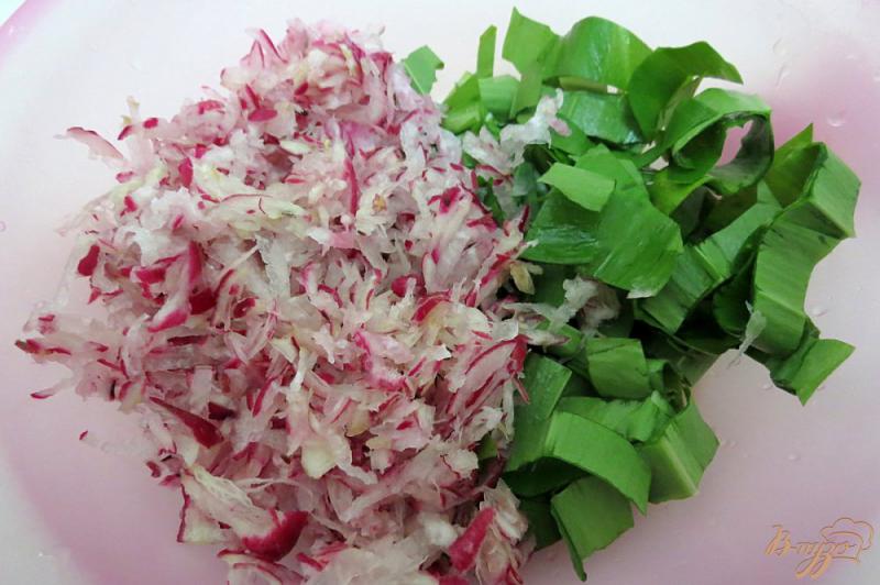 Фото приготовление рецепта: Салат из черемши, редиса и помидоров шаг №3