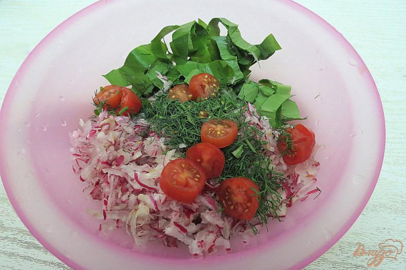 Фото приготовление рецепта: Салат из черемши, редиса и помидоров шаг №5