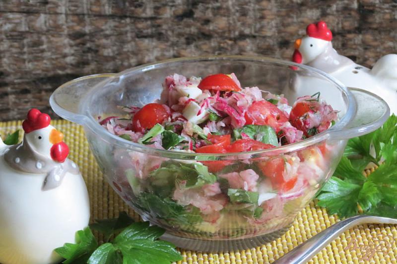 Фото приготовление рецепта: Салат из черемши, редиса и помидоров шаг №7