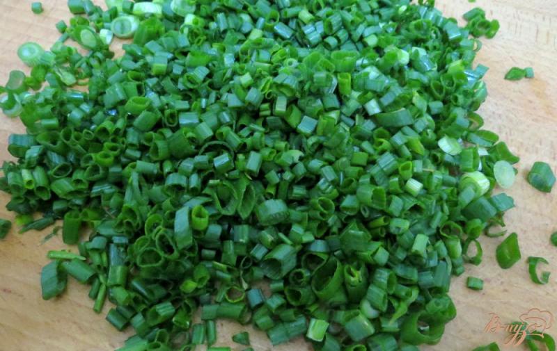 Фото приготовление рецепта: Салат из творога с зелёным луком и огурцами шаг №2