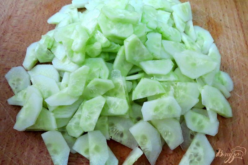 Фото приготовление рецепта: Салат из творога с зелёным луком и огурцами шаг №4