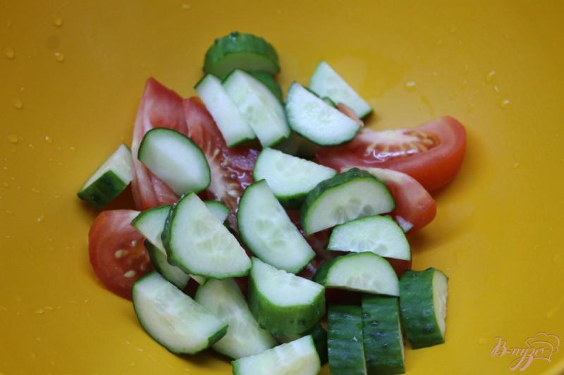 Фото приготовление рецепта: Овощной салат с чесночными стрелами и сыром шаг №2
