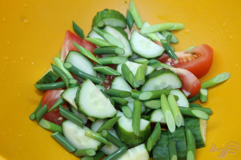 Фото приготовление рецепта: Овощной салат с чесночными стрелами и сыром шаг №3