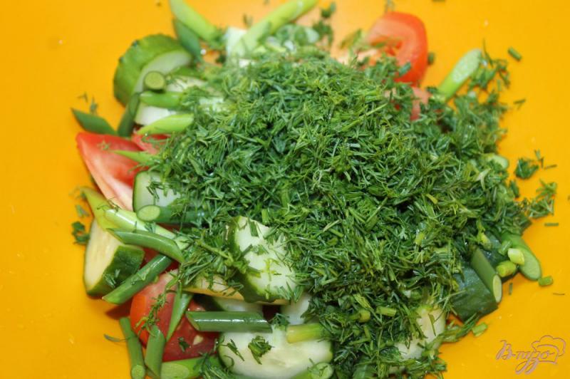 Фото приготовление рецепта: Овощной салат с чесночными стрелами и сыром шаг №4