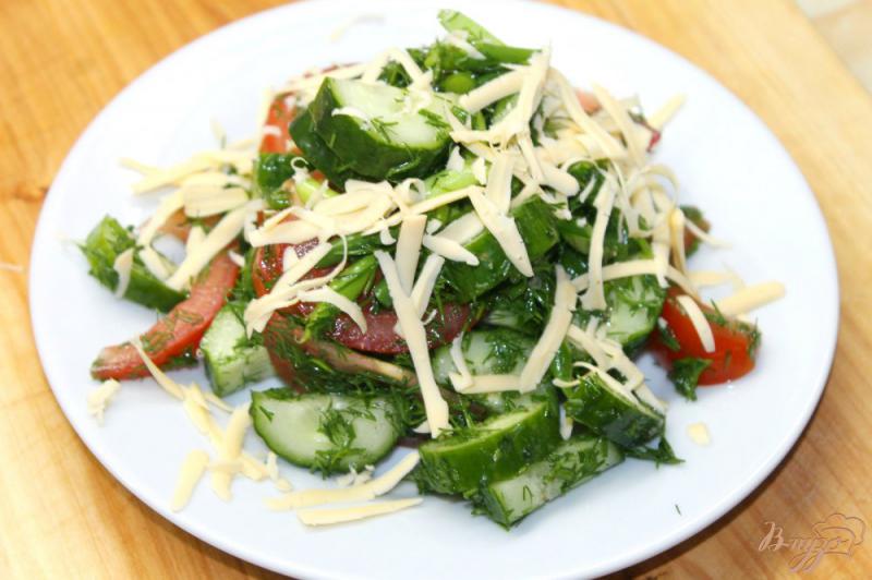 Фото приготовление рецепта: Овощной салат с чесночными стрелами и сыром шаг №5