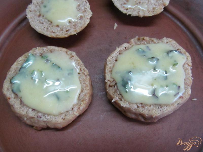 Фото приготовление рецепта: Десерт - бутерброд из клубники с сыром и оливками шаг №4