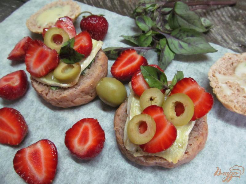 Фото приготовление рецепта: Десерт - бутерброд из клубники с сыром и оливками шаг №7