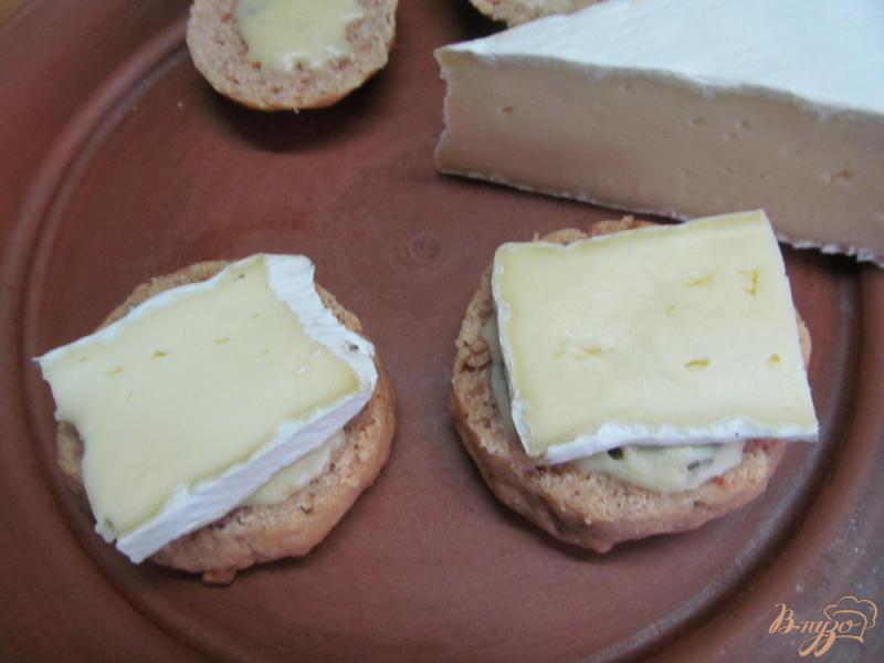 Фото приготовление рецепта: Десерт - бутерброд из клубники с сыром и оливками шаг №5