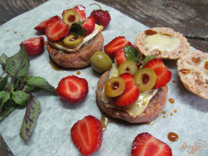 Фото приготовление рецепта: Десерт - бутерброд из клубники с сыром и оливками шаг №8