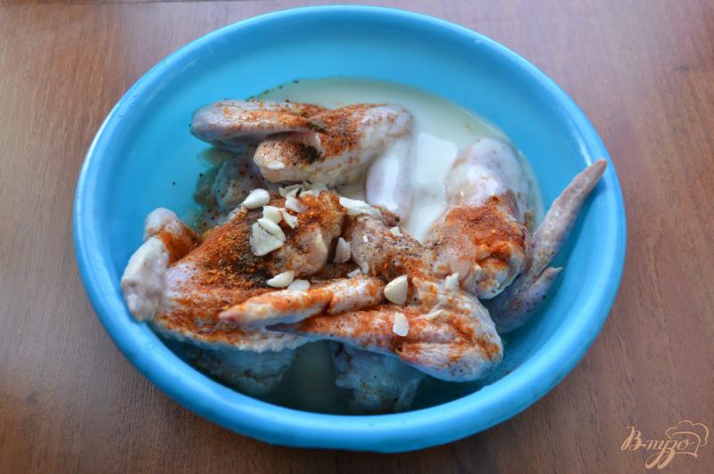 Фото приготовление рецепта: Куриные крылья в кефирно-томатном соусе с кабачками на пару шаг №2
