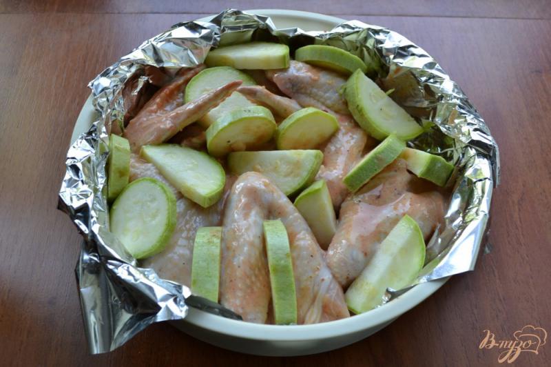 Фото приготовление рецепта: Куриные крылья в кефирно-томатном соусе с кабачками на пару шаг №5