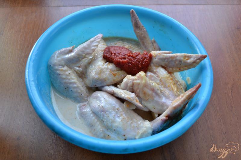 Фото приготовление рецепта: Куриные крылья в кефирно-томатном соусе с кабачками на пару шаг №3