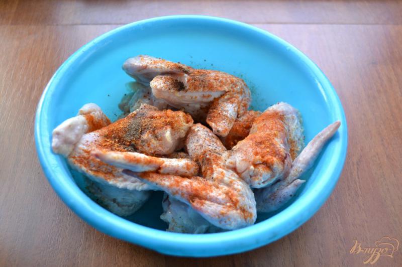 Фото приготовление рецепта: Куриные крылья в кефирно-томатном соусе с кабачками на пару шаг №1