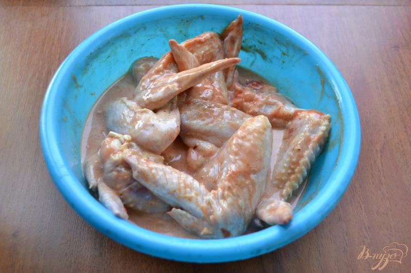 Фото приготовление рецепта: Куриные крылья в кефирно-томатном соусе с кабачками на пару шаг №4