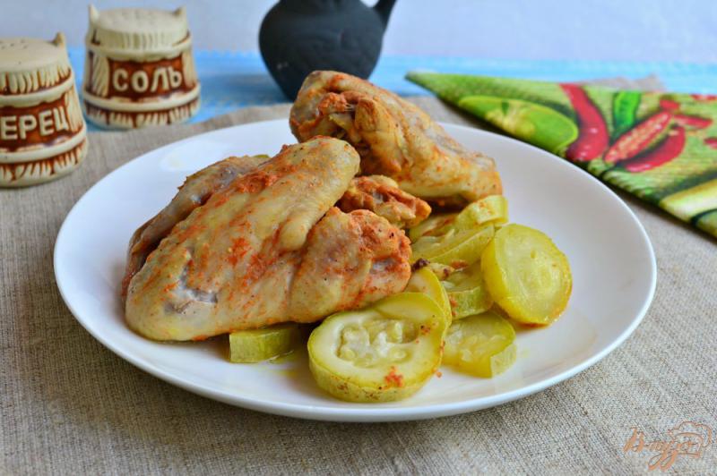 Фото приготовление рецепта: Куриные крылья в кефирно-томатном соусе с кабачками на пару шаг №7