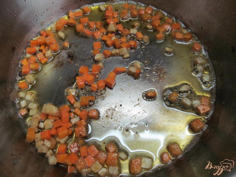 Фото приготовление рецепта: Кремовый суп с беконом и колбасками шаг №3