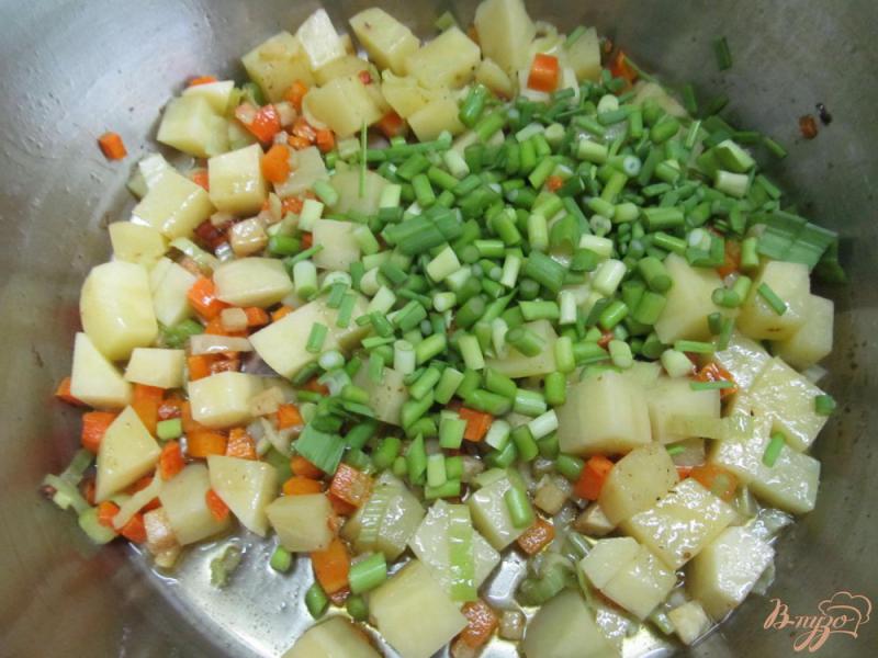 Фото приготовление рецепта: Кремовый суп с беконом и колбасками шаг №5