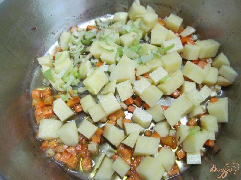 Фото приготовление рецепта: Кремовый суп с беконом и колбасками шаг №4