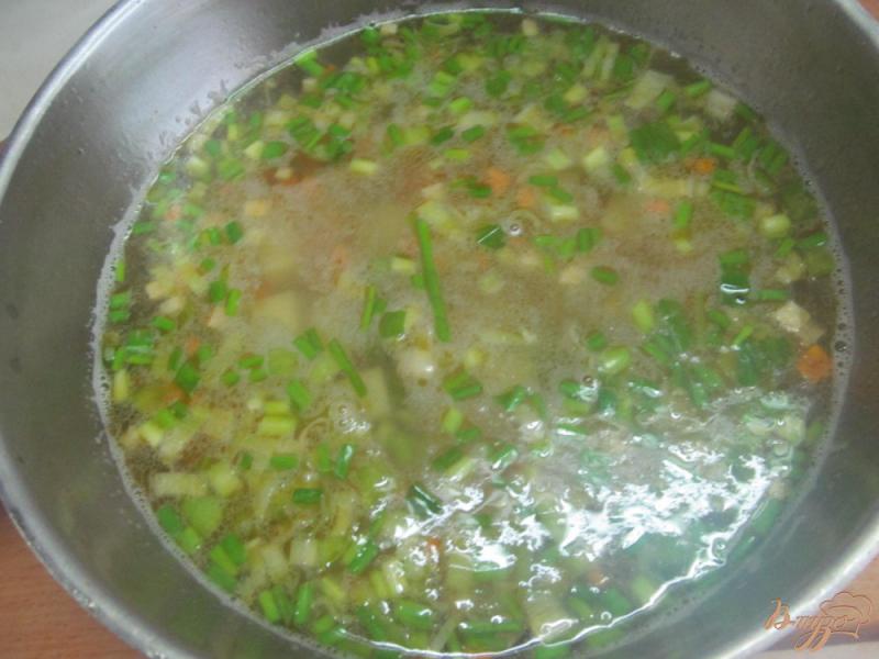 Фото приготовление рецепта: Кремовый суп с беконом и колбасками шаг №6