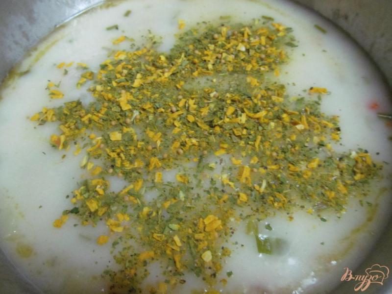Фото приготовление рецепта: Кремовый суп с беконом и колбасками шаг №8