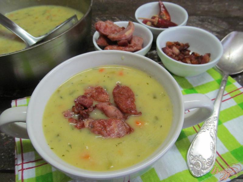 Фото приготовление рецепта: Кремовый суп с беконом и колбасками шаг №9