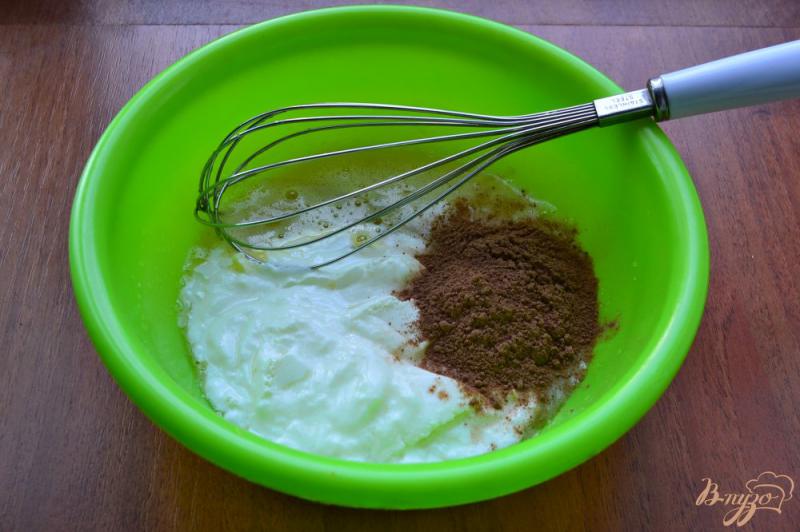 Фото приготовление рецепта: Шоколадные оладьи с грецкими орехами шаг №2