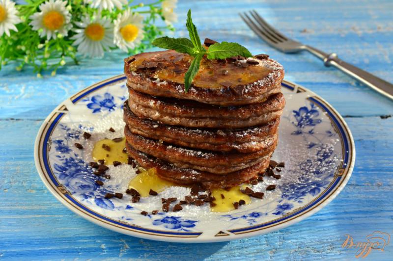 Фото приготовление рецепта: Шоколадные оладьи с грецкими орехами шаг №7