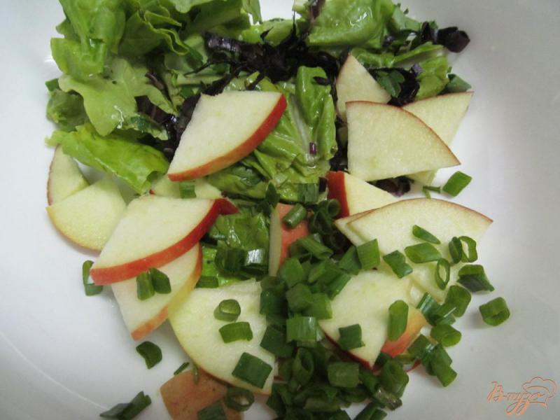Фото приготовление рецепта: Салат с курицей и яблоком шаг №2