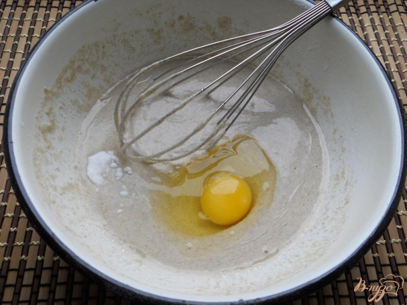 Фото приготовление рецепта: Ржаные блинчики с яйцом на завтрак шаг №3