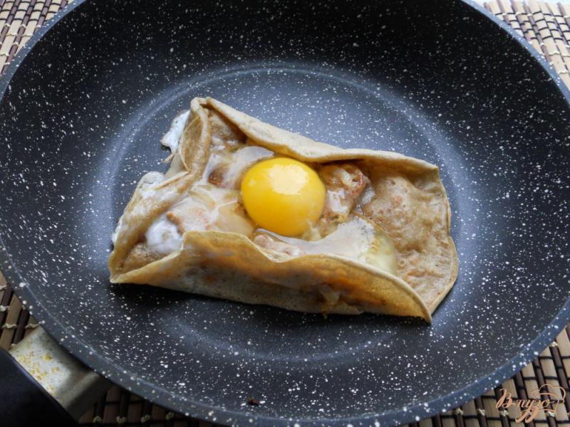 Фото приготовление рецепта: Ржаные блинчики с яйцом на завтрак шаг №8