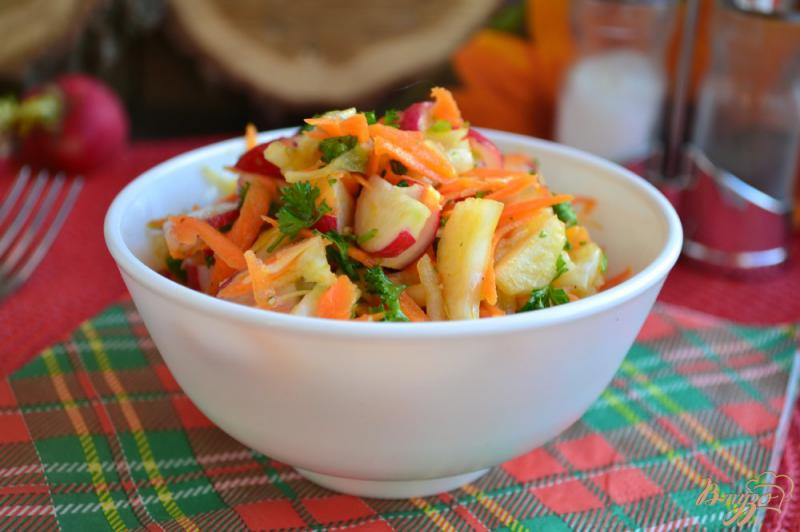 Фото приготовление рецепта: Салат из капусты, моркови и редиса шаг №4