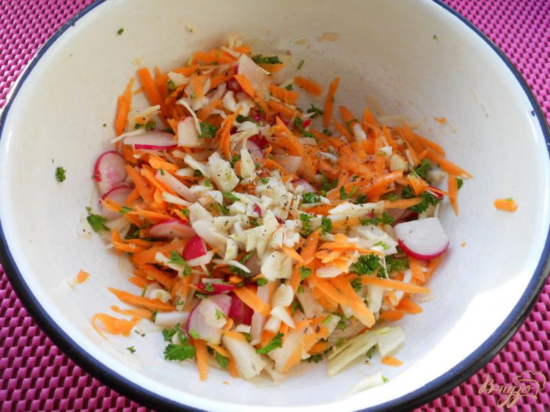 Фото приготовление рецепта: Салат из капусты, моркови и редиса шаг №3
