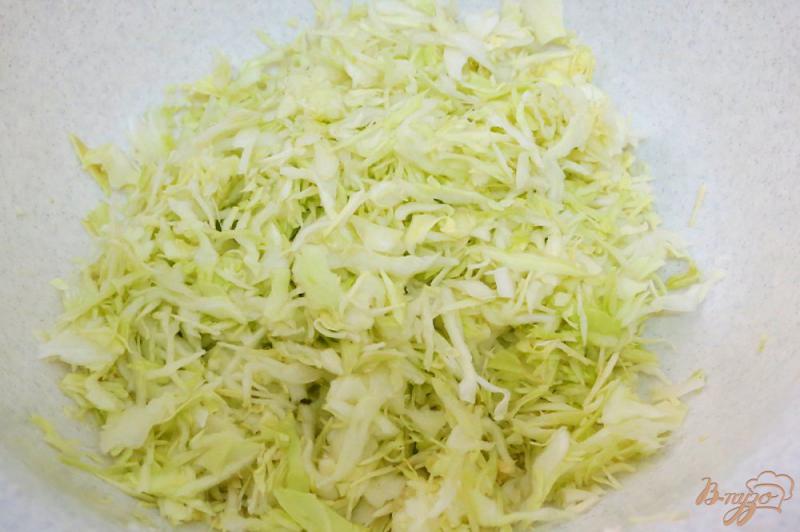Фото приготовление рецепта: Салат из кабачков и капусты шаг №2
