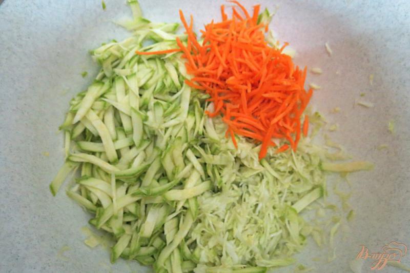 Фото приготовление рецепта: Салат из кабачков и капусты шаг №4