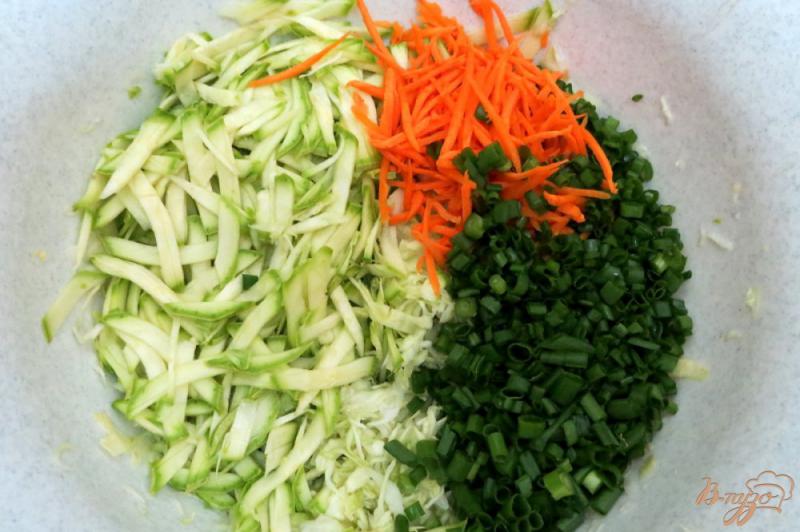 Фото приготовление рецепта: Салат из кабачков и капусты шаг №5