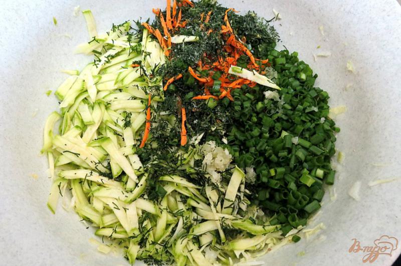 Фото приготовление рецепта: Салат из кабачков и капусты шаг №6
