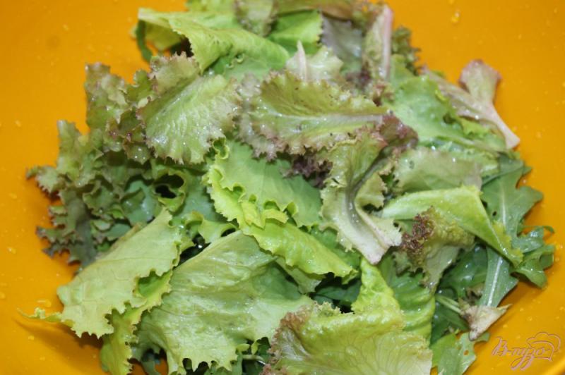 Фото приготовление рецепта: Помидорный салат с листьями и орехами шаг №1