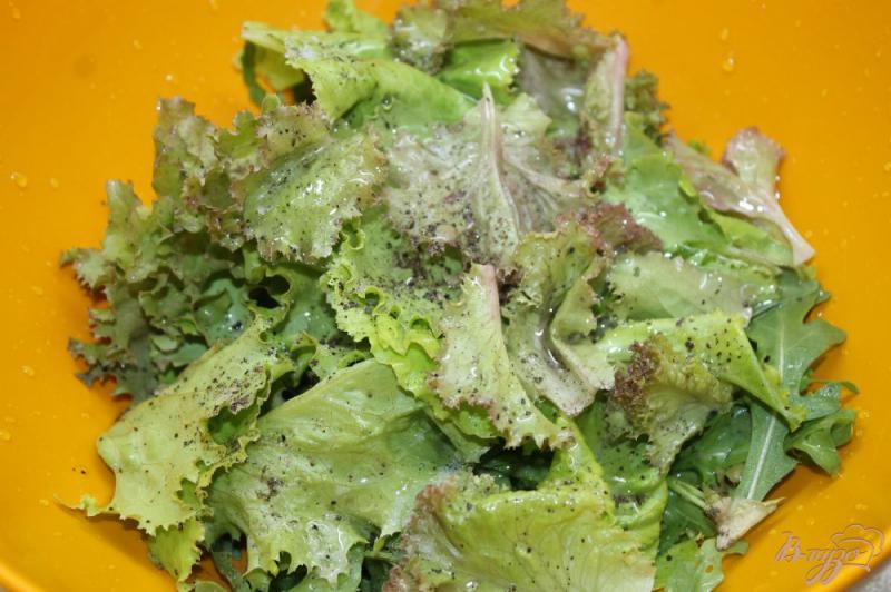 Фото приготовление рецепта: Помидорный салат с листьями и орехами шаг №2