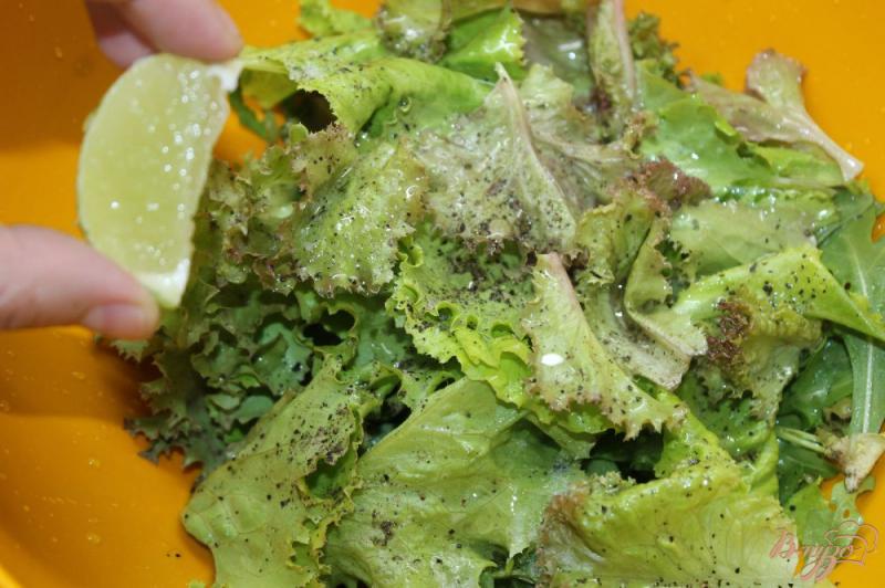 Фото приготовление рецепта: Помидорный салат с листьями и орехами шаг №3