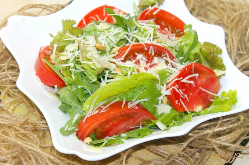 Фото приготовление рецепта: Помидорный салат с листьями и орехами шаг №5
