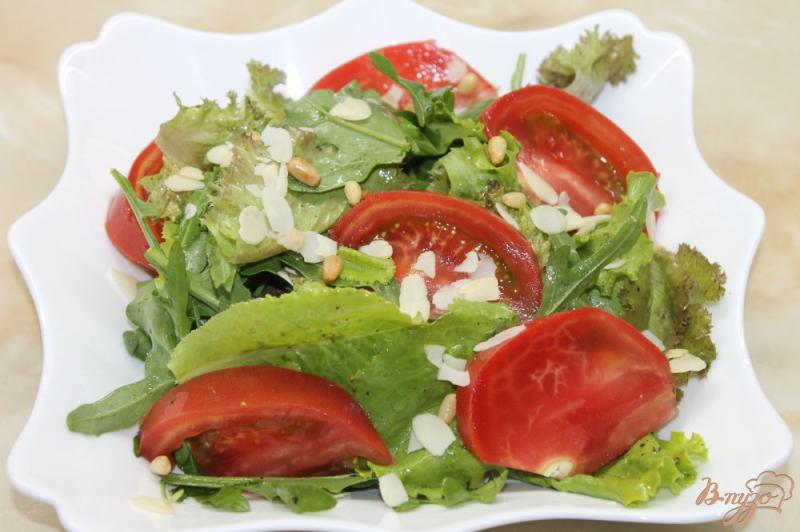Фото приготовление рецепта: Помидорный салат с листьями и орехами шаг №4